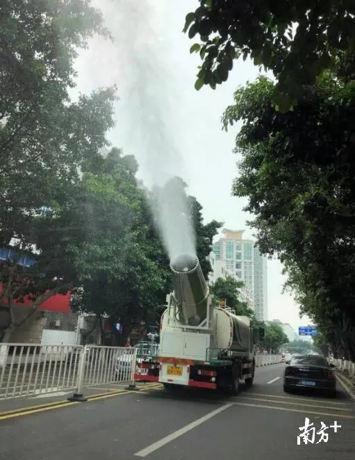 多功能抑塵車”亮相長安街頭，改善空氣質(zhì)量。